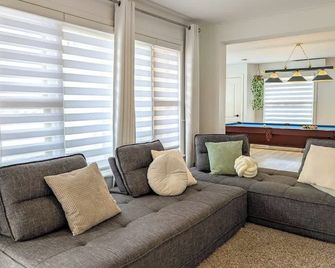 Condo #3 - 2 min Bord de l'eau Billard & Barbecue - Sainte-Anne-de-Beaupré - Living room