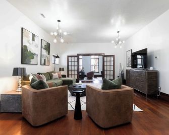 Read, Write & Relax in Winterset, near Downtown Square. Historic apartment. - Winterset - Sala de estar