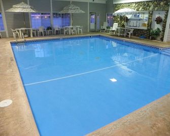 Rainbow Motel - Mackinaw City - Piscina
