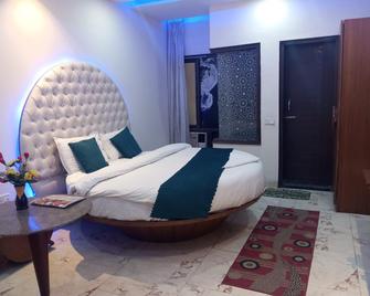Hotel Sangam Pacific And Restaurant - Mohali - Bedroom