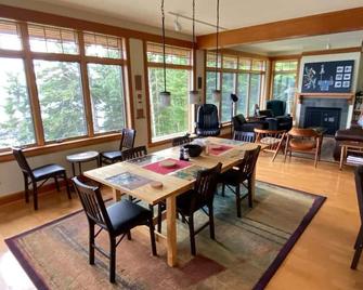 North Shore Headlands House - retreat house on Lake Superior - Silver Bay - Ruokailuhuone