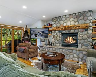 Beautiful Riverside Ski Retreat! Now With Hot Tub! - Minturn - Living room