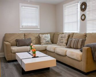 Charming 3-bedroom, 2 bathroom house with WiFi, AC in wonderful Goldsboro. - Goldsboro - Sala de estar