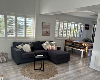 2-bedroom townhouse with ocean views. - Ulladulla - Living room
