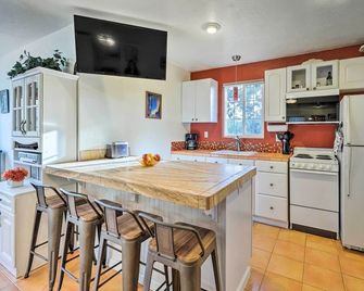 Gazebo & Fire Pit: Pet-Friendly Payson Home! - Payson - Kitchen
