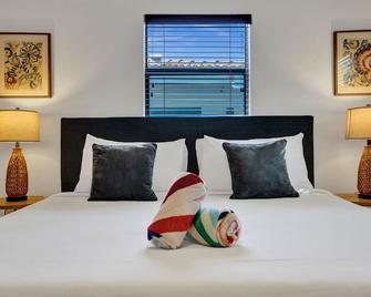 Waves On Walnut - Beach Access - Hollywood - Bedroom