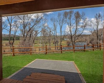 Eagle's Nest - 2 bed 2 bath cabin on the Elk River - Clark - Balcony