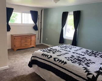 Clean/ convenient/ In town - Munising - Chambre