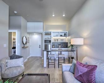 Centrally Located San Marcos Unit with Parking! - San Marcos - Living room