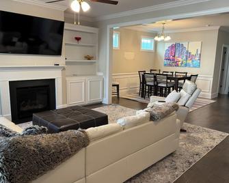 Home Game Weekender in Clemson - Spacious 5 Bed/4 Bath - 克萊姆森 - 客廳