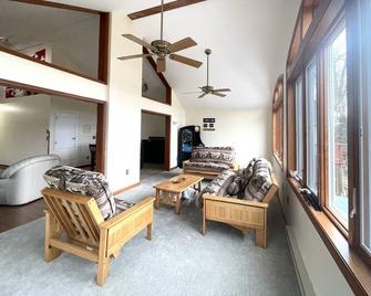 Waterfront Oasis W/ Private Dock, 3br/2ba - Middle River - Sala de estar