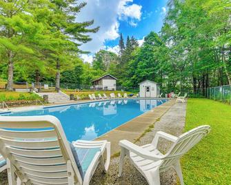 Pet-Friendly Home with Deck 4 Mi to Jay Peak Resort - Montgomery Center - Piscina
