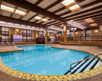 Ramada by Wyndham Alpena - Alpena - Pool