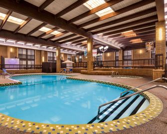 Ramada by Wyndham Alpena Hotel & Conference Center - Alpena - Zwembad