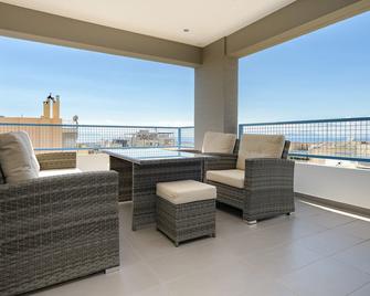 Flat with stunning views & prv parking - Glyfada