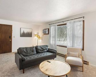 Entire rental unit in Grand Forks, North Dakota - Grand Forks - Living room
