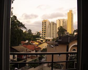 Heroes Mansion with barbecue in a gated community in Morumbi - São Paulo - Balkong