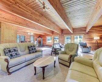 Union Vacation Rental w/ Golf Course Views! - Union - Sala de estar