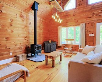 Private Escape For 2 at L'Auberge des Collines, Wakefield QC - Wakefield - Living room