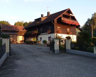 Cosy cottage-style apartment in a quiet and isolated location in a green setting - Neuhaus am Inn - Edificio