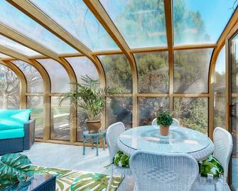 Quaint Home w/ Free WiFi, Full Kitchen, and a Furnished Sunroom - Berlin - Balcony