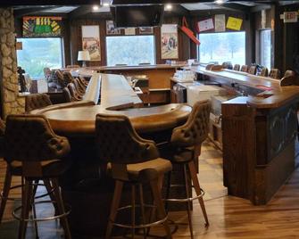Spacious renovated restaurant with plenty space and close to The Field of Dreams - Dyersville - Bar