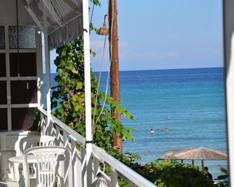 Chrisi Akti Hotel - Chrisi Akti - Balcón