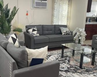 Queens Modern 3 Bedroom Apartment. 5 mins from JFK - Queens - Living room