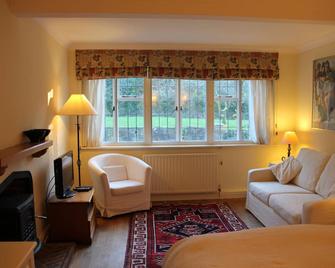 Spacious, elegant flat with lovely views, conveniently placed in a beautiful are - Dorking - Living room