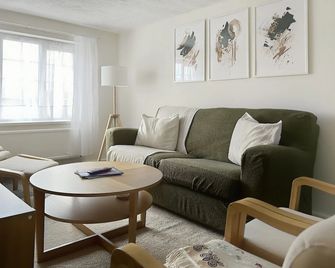 Private guest house - Double bedroom, en-suite and workspace with private entrance, first floor with no lift and no full kitchen - Leicester - Living room