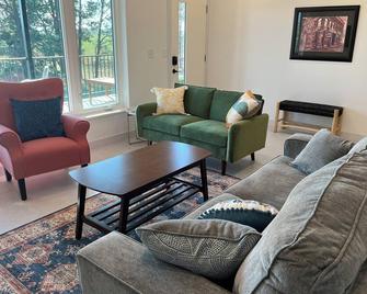 Hermitage Guesthouse - Belle Fourche - Living room