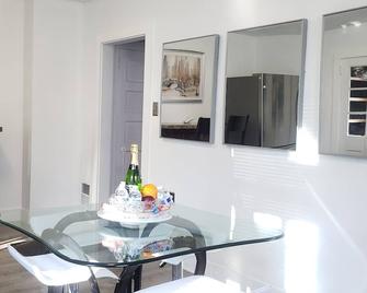 Cozy 2-bedroom vacation home -free WiFi & parking. - New London - Essbereich