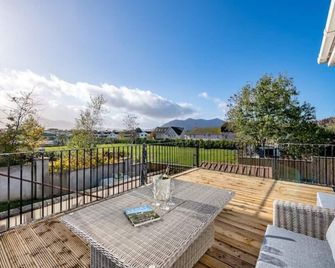 Outstanding Luxurious House in Killarney- 5mins walk to Killarney Town Centre - Killarney - Balkon