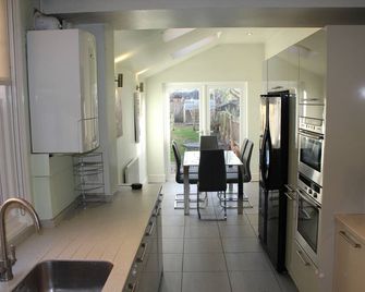 Knighton Villa - Leicester - Kitchen