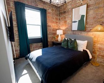 Speakeasy Queen Suite (Rm 7) - Nevada City
