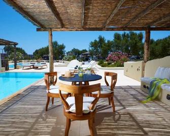 Black Rose Suites - Agios Georgios - Басейн