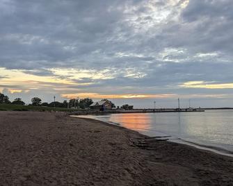 Private Home: Lightkeeper's Refuge steps to beach, marina and boat slip - Westfield - Sala de estar
