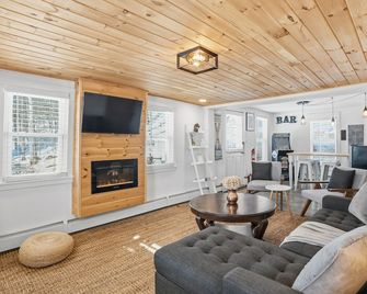 Hunter Spa Retreat • Hot Tub • Ev - Hunter - Living room