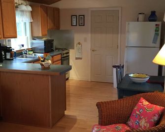 Charming Peaks Island Cottage - Peaks Island - Kitchen