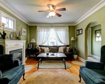 ويليامز جيت بد آند بريكفاست برايفت سويتس - نياغرا ليك - غرفة معيشة