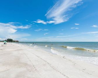 Cute and Cozy Unit- John's Pass - Surf Song #212 - St. Pete Beach - Playa