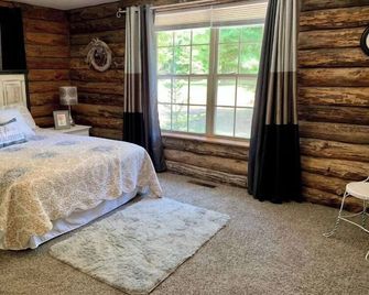 Log Home in the woods with privacy, deer, turkey - Joplin - Schlafzimmer