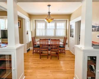 This charming historic cottage in the heart of Red Lodge - Red Lodge - Dining room