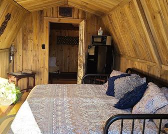 Beautiful Rustic Decor - The Den - Fort Pierce - Bedroom