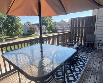 3 Bed, 2.5 Bath Large 3 Level Condo West Side Iowa City - Iowa City - Balcony