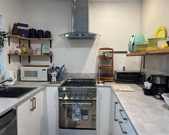 Newly renovated home near Hard Rock Stadium and major highways! - Golden Beach - Kitchen