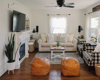 3bd 2ba Bumblebee Cottage in charming Ozark - Ozark - Sala de estar