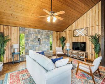 Modern Cabin w Mountain View Hot Tub & Fire Pit - Berkeley Springs - Sala de estar