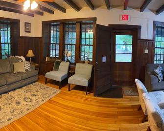 Riverfront Cottage located in historic park - Dixon - Вітальня