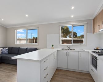 Victor Harbor Holiday Park - Victor Harbor - Kitchen
